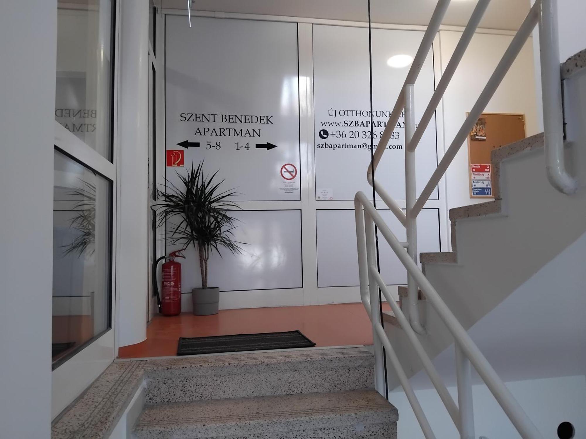 דירות Fot Szent Benedek Apartman מראה חיצוני תמונה