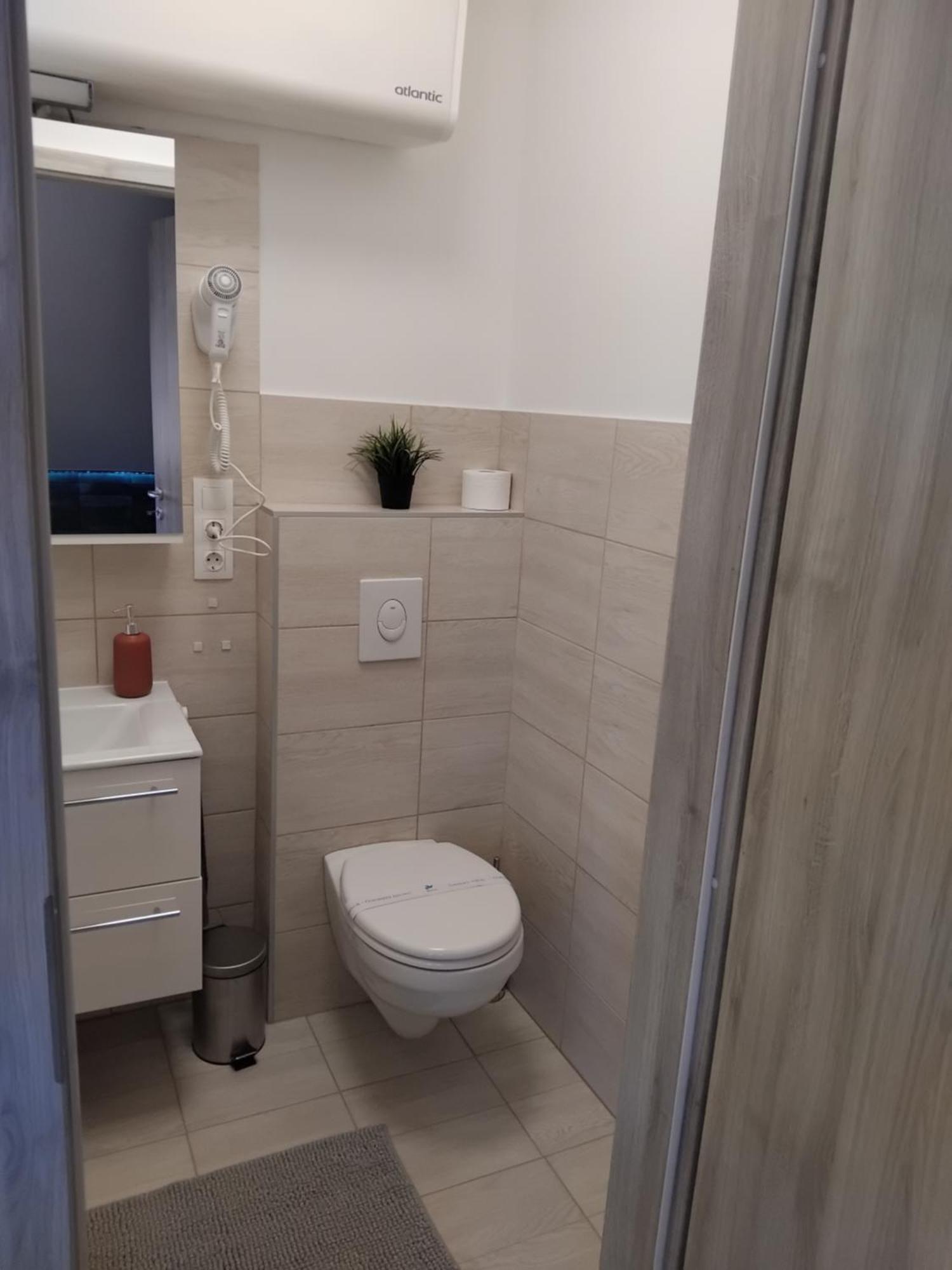 דירות Fot Szent Benedek Apartman מראה חיצוני תמונה